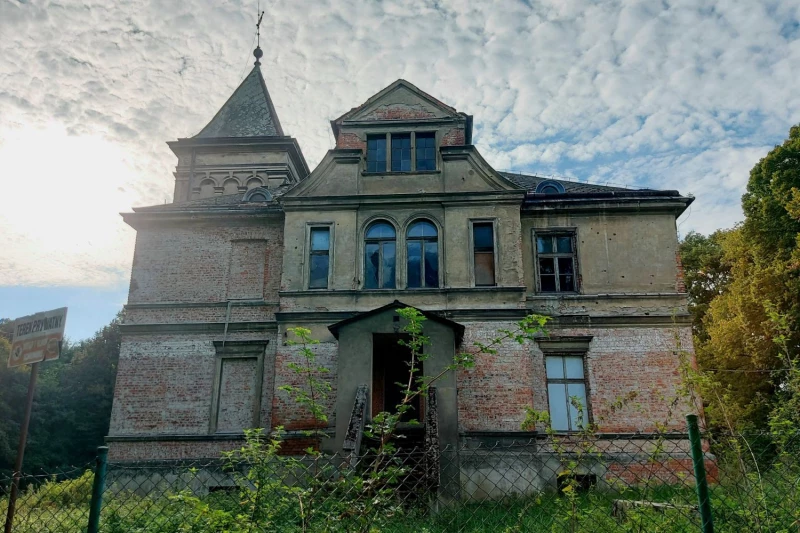 Pałac w Czerwięcicach, najmniejszej wsi gminy Rudnik
